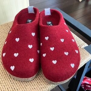 Size 41 red with white hearts haflinger clog